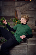 SLIM FIT BASIC TEE WITH A CHEST POCKET & CURVED HEM FOR UNIQUE OUTLOOK