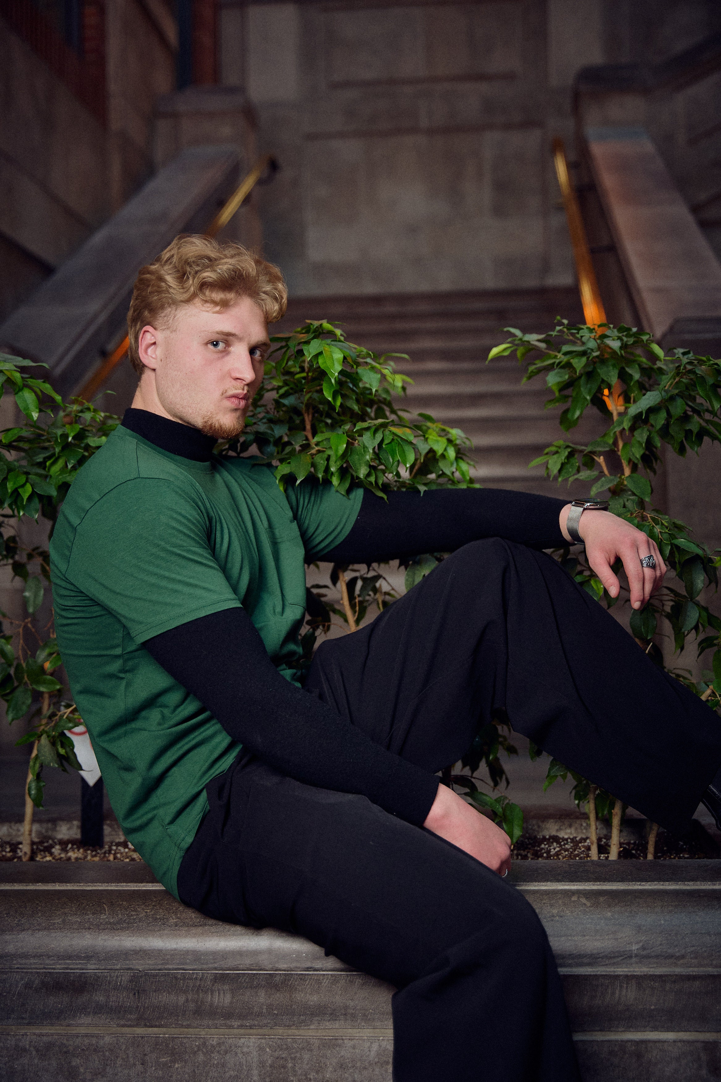 SLIM FIT BASIC TEE WITH A CHEST POCKET & CURVED HEM FOR UNIQUE OUTLOOK