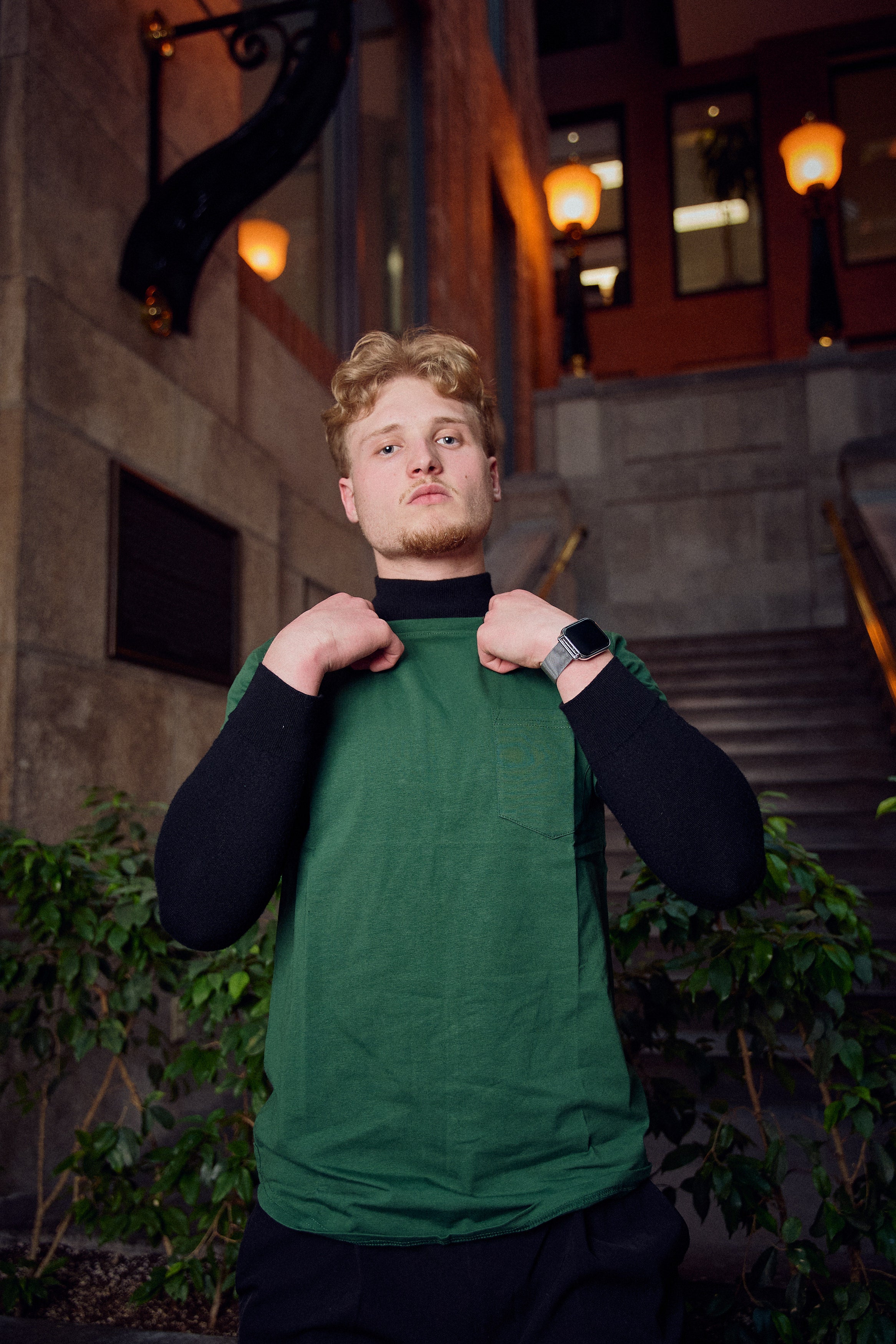 SLIM FIT BASIC TEE WITH A CHEST POCKET & CURVED HEM FOR UNIQUE OUTLOOK