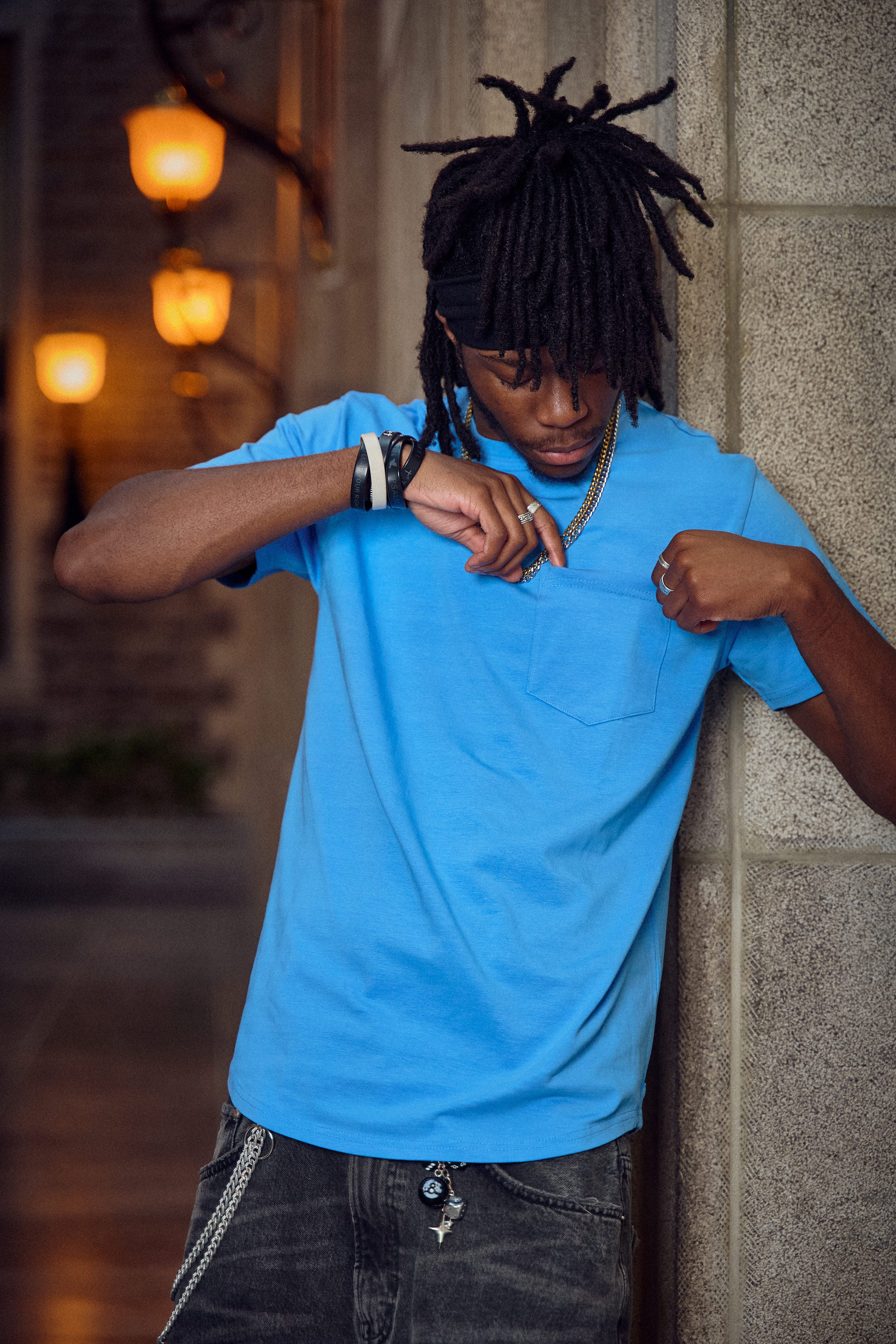 SLIM FIT BASIC TEE WITH A CHEST POCKET & CURVED HEM FOR UNIQUE OUTLOOK