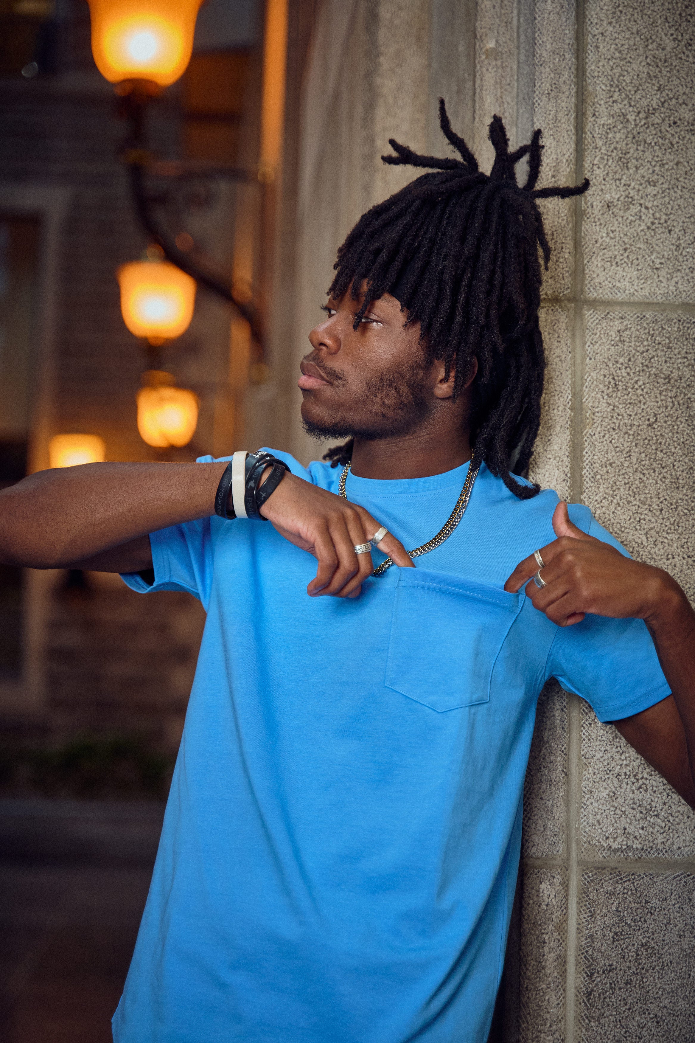 SLIM FIT BASIC TEE WITH A CHEST POCKET & CURVED HEM FOR UNIQUE OUTLOOK