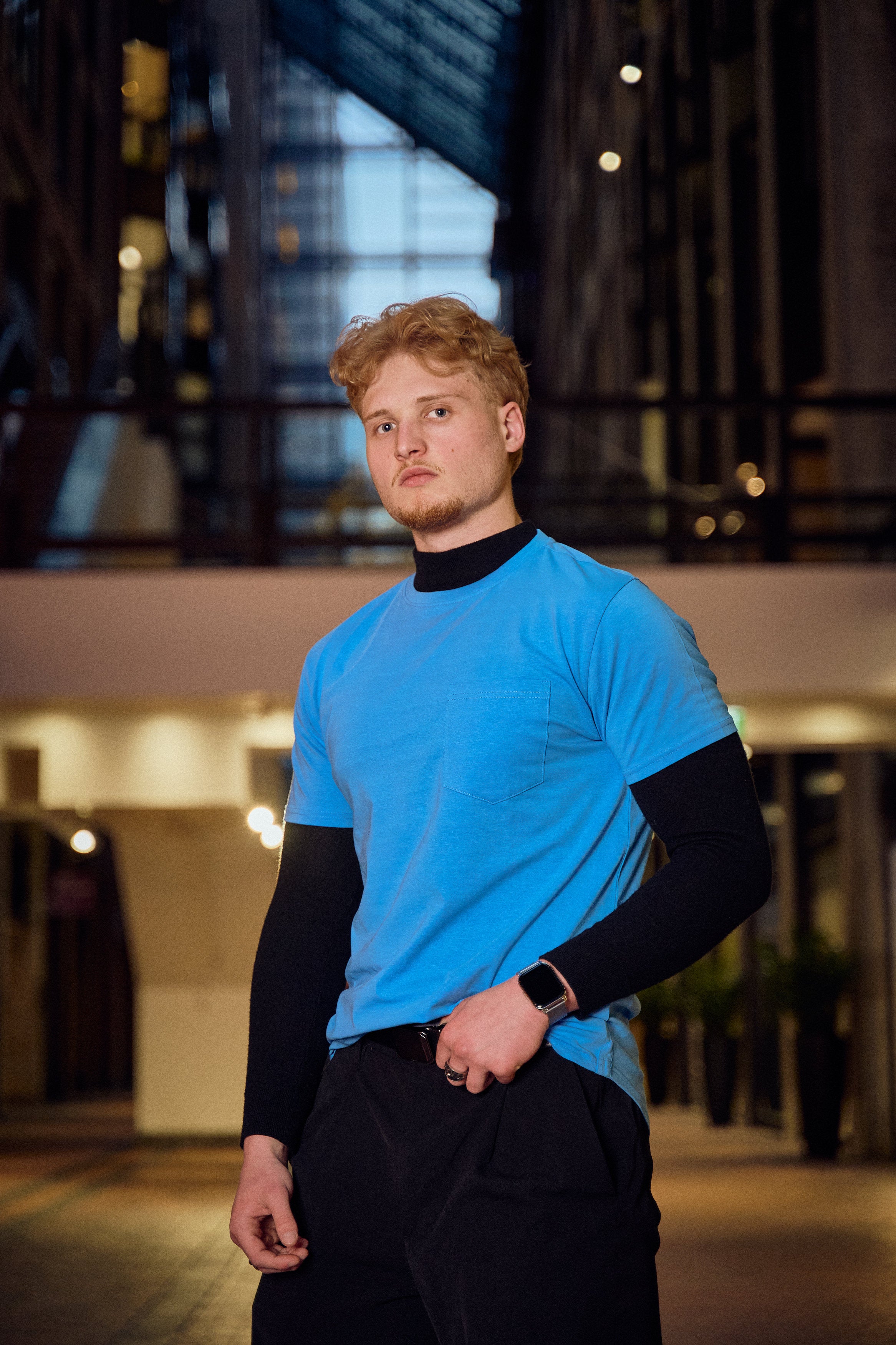 SLIM FIT BASIC TEE WITH A CHEST POCKET & CURVED HEM FOR UNIQUE OUTLOOK