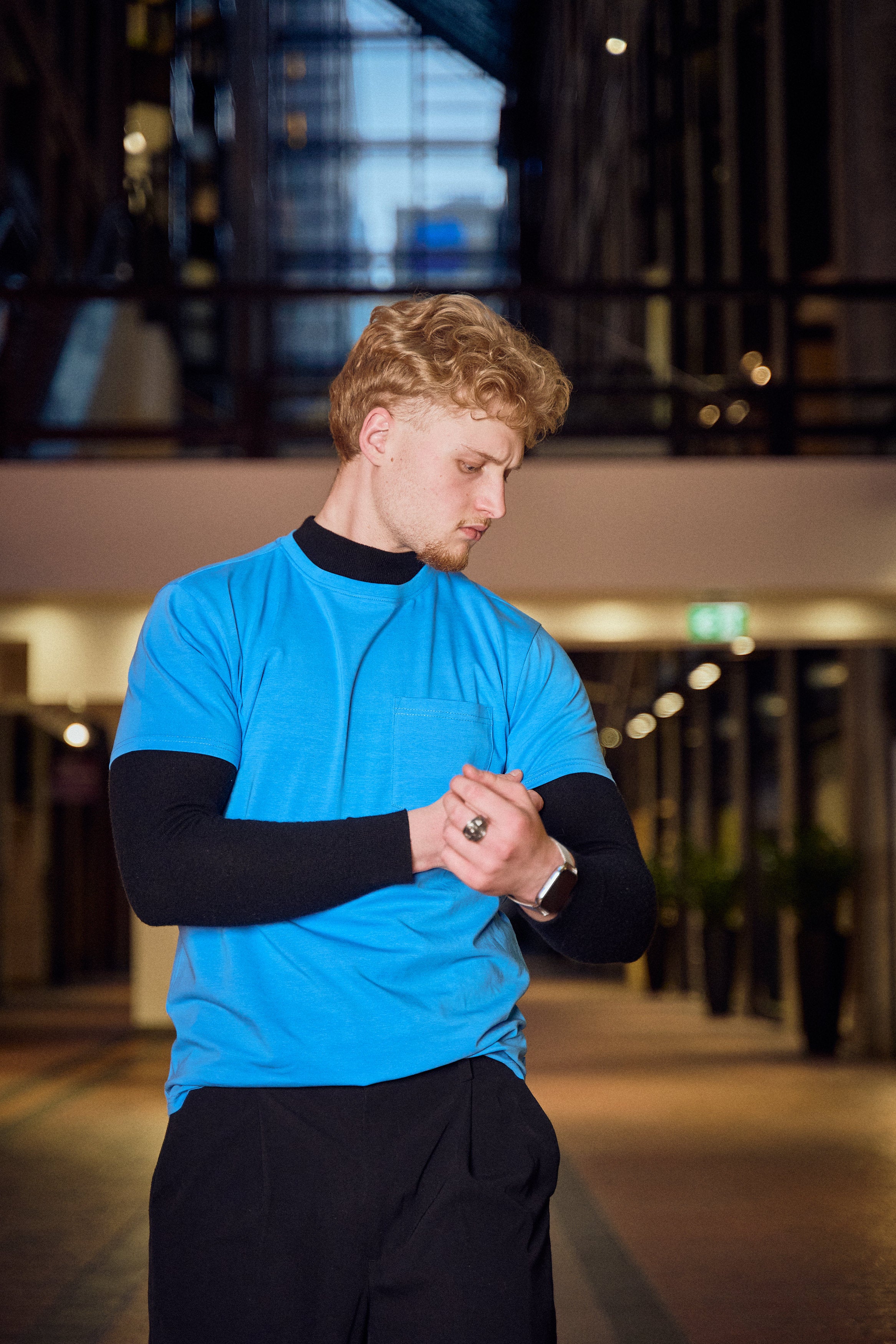 SLIM FIT BASIC TEE WITH A CHEST POCKET & CURVED HEM FOR UNIQUE OUTLOOK